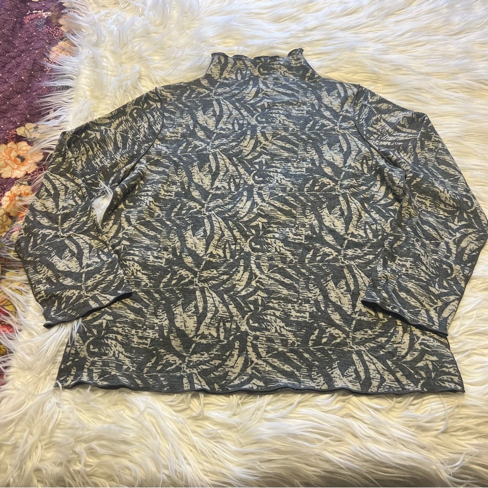 Trisha Tylor Long Sleeve Mock Neck Top in Gray and Cream